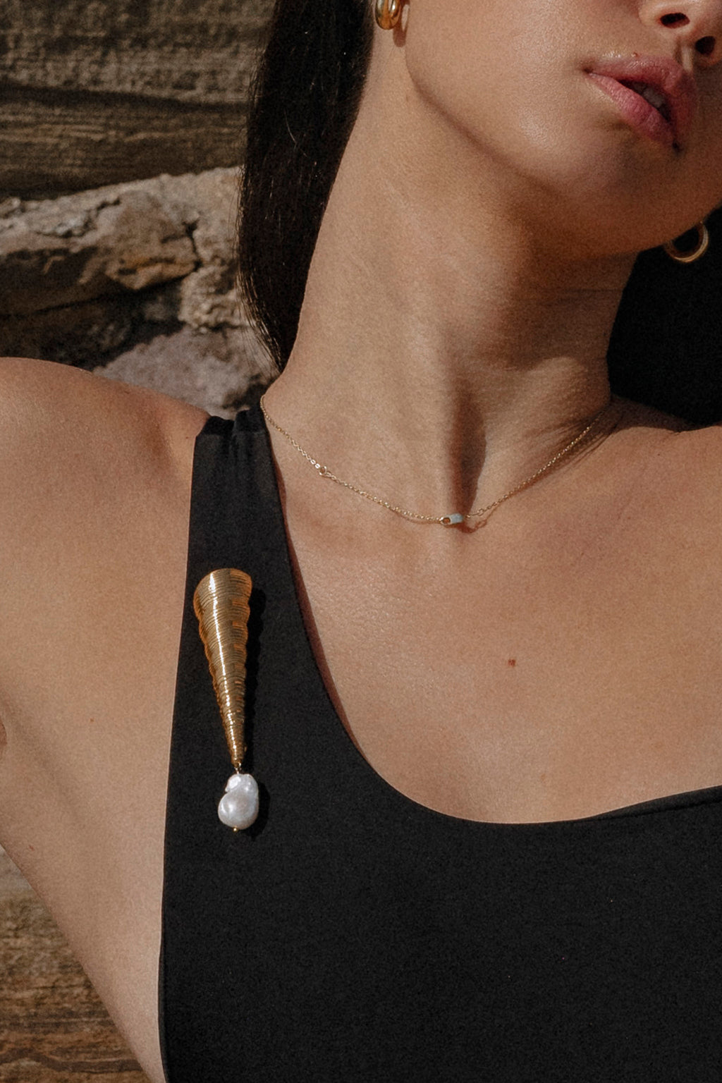 THE SHELL BROOCH JEWELRY 18K GOLD PLATED WITH REAL DANGLING PEARL ISAMEL LUXURY SUSTAINABLE SWIMWEAR